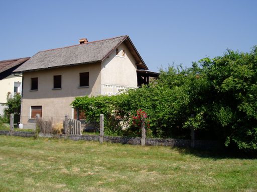 Zahodna stran hiše z vrtom in privozom