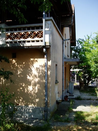 Vzhodna stran hiše s teraso in vhodom