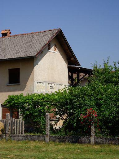 Južna stran hiše z ornamentom in privozom